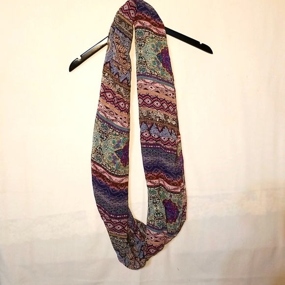 Paisley printed Large Women's Wrap Scarf. - Picture 2 of 13